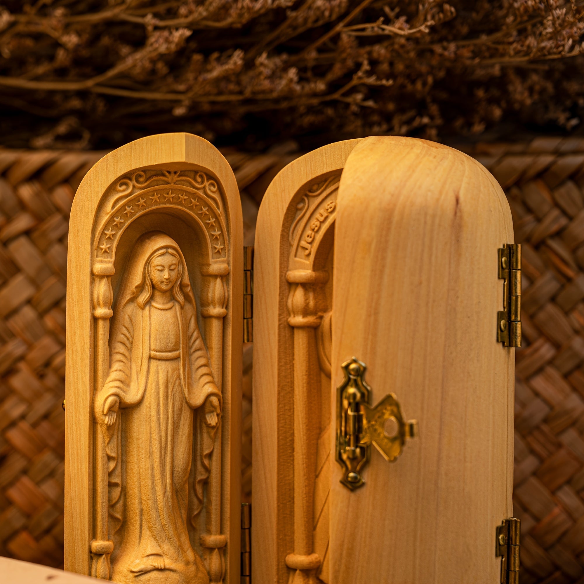 1pc Hand-Carved Wooden Church - Mini Christian Triptych Altar with Jesus, and Virgin Mary Figurines, Decorative Religious Collectible for Indoor & Outdoor, Ideal for Christmas and Easter Decorations, No Electricity Required