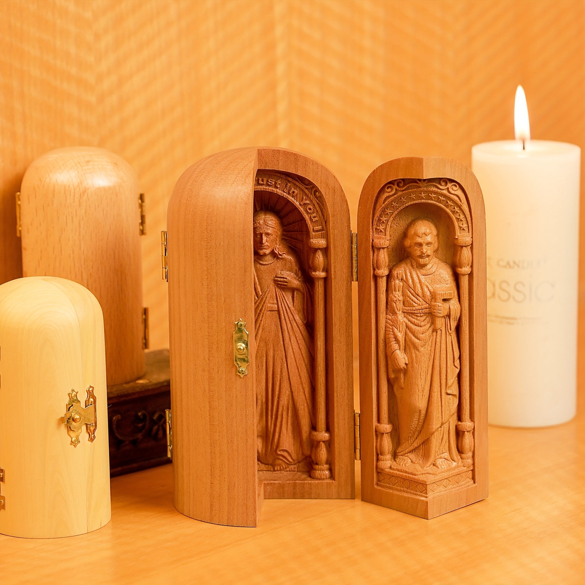 1pc Hand-Carved Wooden Church - Mini Christian Triptych Altar with Jesus, and Virgin Mary Figurines, Decorative Religious Collectible for Indoor & Outdoor, Ideal for Christmas and Easter Decorations, No Electricity Required