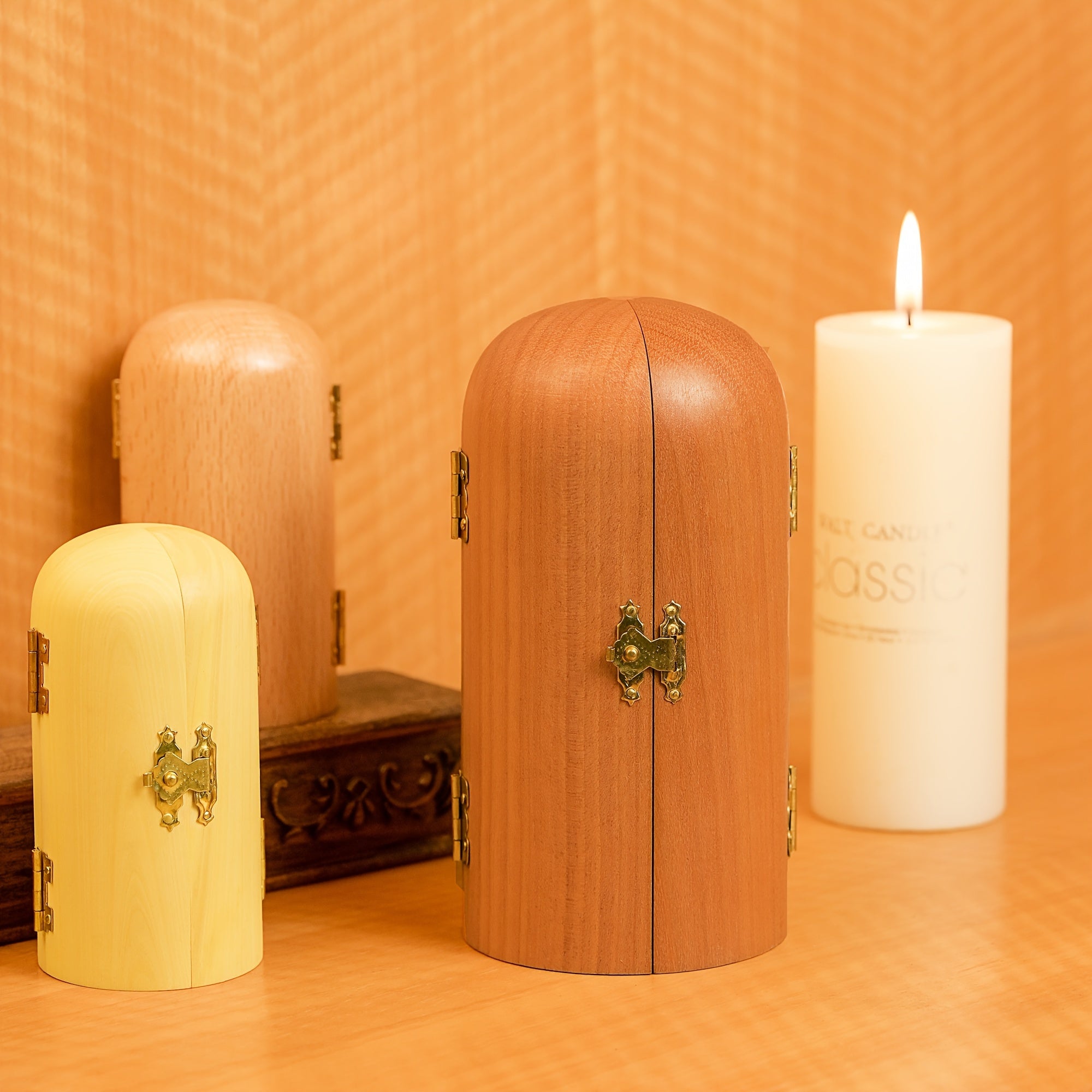 1pc Hand-Carved Wooden Church - Mini Christian Triptych Altar with Jesus, and Virgin Mary Figurines, Decorative Religious Collectible for Indoor & Outdoor, Ideal for Christmas and Easter Decorations, No Electricity Required