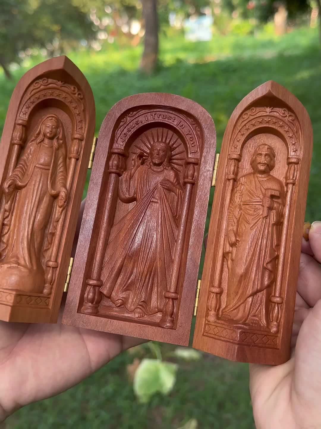 1pc Hand-Carved Wooden Church - Mini Christian Triptych Altar with Jesus, and Virgin Mary Figurines, Decorative Religious Collectible for Indoor & Outdoor, Ideal for Christmas and Easter Decorations, No Electricity Required