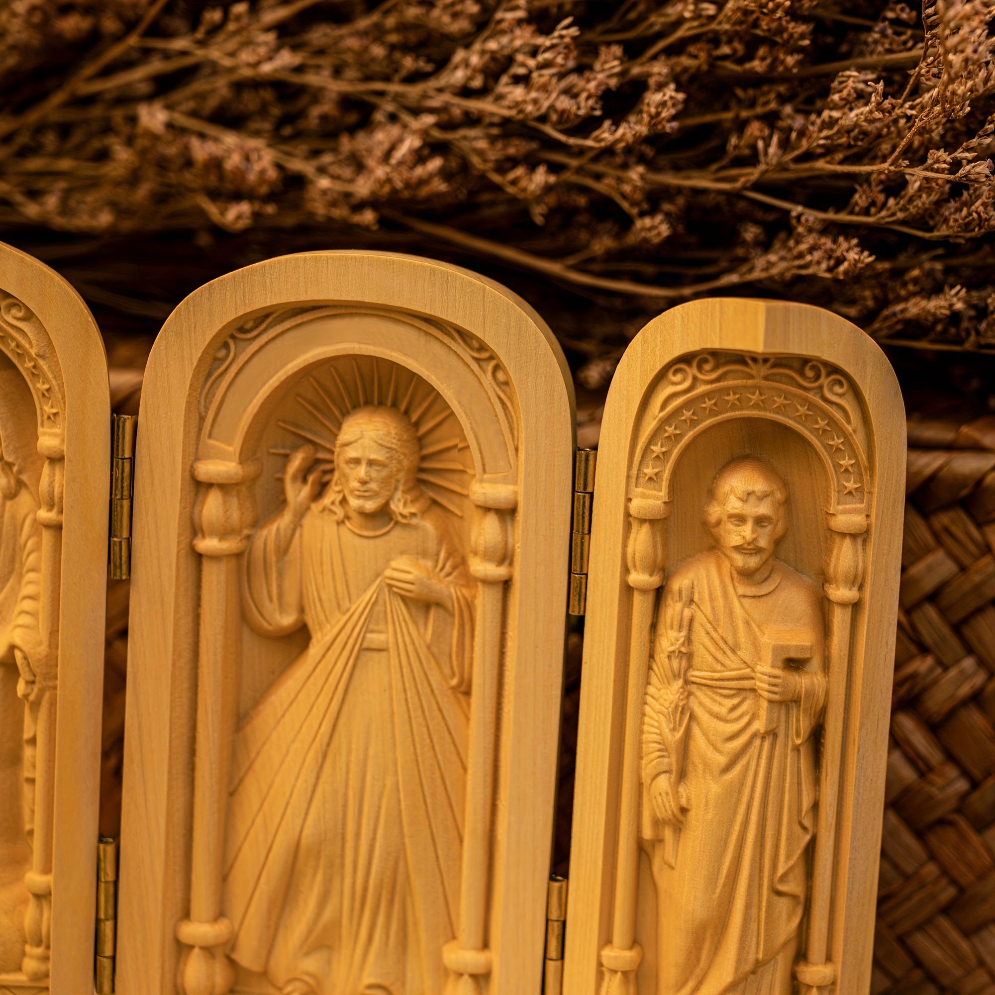 1pc Hand-Carved Wooden Church - Mini Christian Triptych Altar with Jesus, and Virgin Mary Figurines, Decorative Religious Collectible for Indoor & Outdoor, Ideal for Christmas and Easter Decorations, No Electricity Required