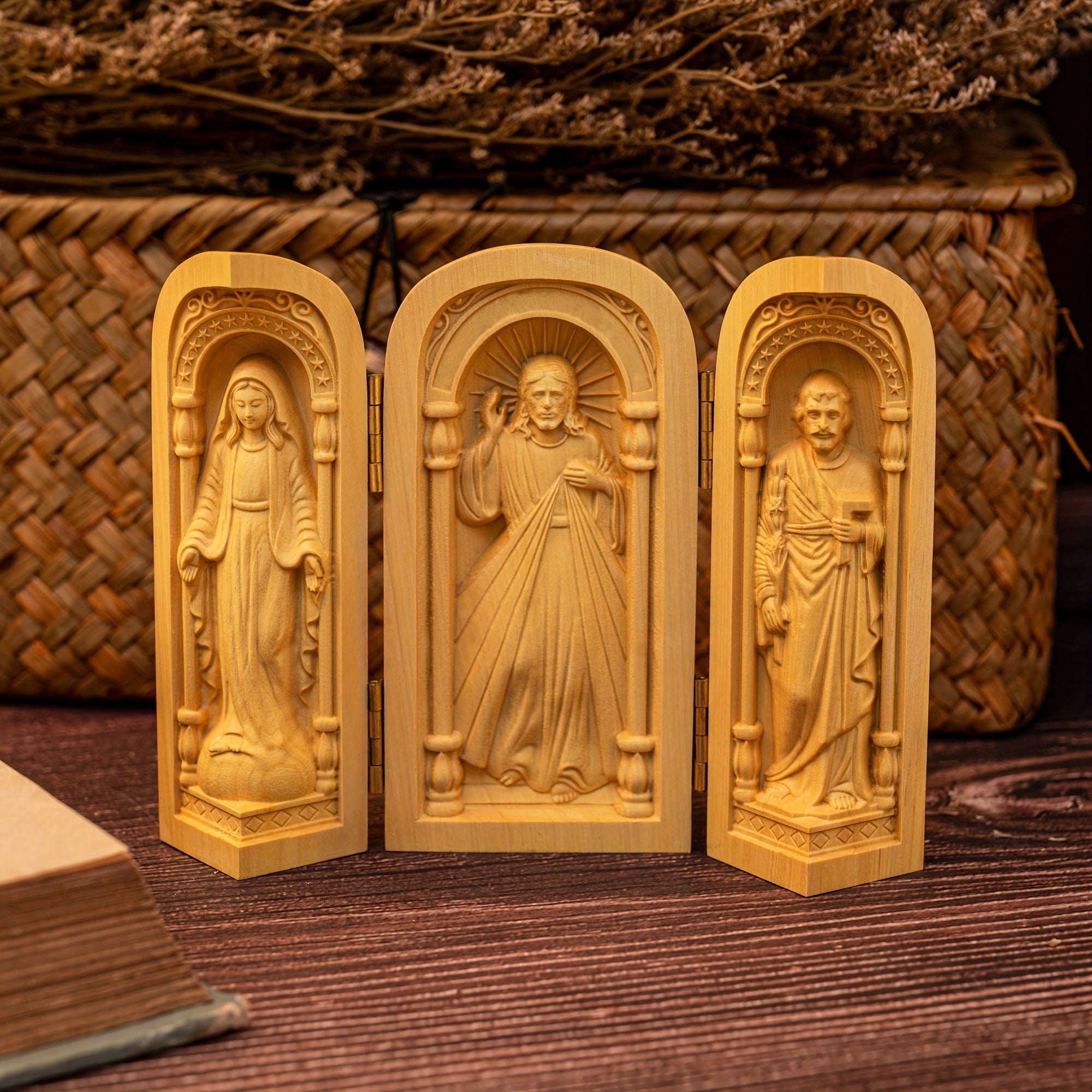 1pc Hand-Carved Wooden Church - Mini Christian Triptych Altar with Jesus, and Virgin Mary Figurines, Decorative Religious Collectible for Indoor & Outdoor, Ideal for Christmas and Easter Decorations, No Electricity Required